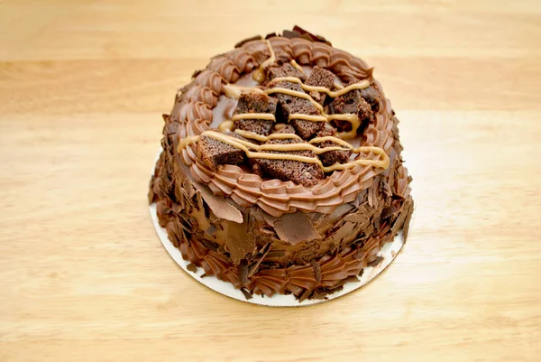Bolo Chocolate Integral Fudge Coberto Com Brownies Caramelo — Fotografia de Stock