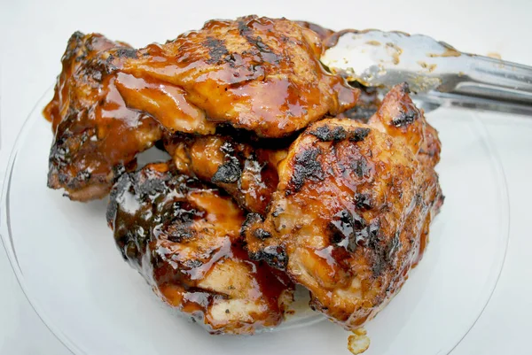 Sajikan Ayam Bbq Piknik Dengan Tongs — Stok Foto