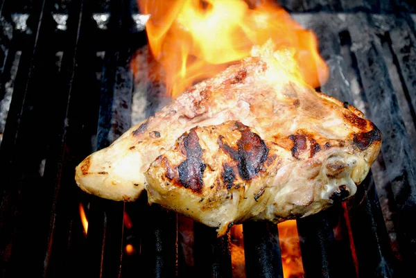 Φλόγα Ψήσιμο Στη Σχάρα Έναν Μηρό Υγιείς Κοτόπουλο — Φωτογραφία Αρχείου