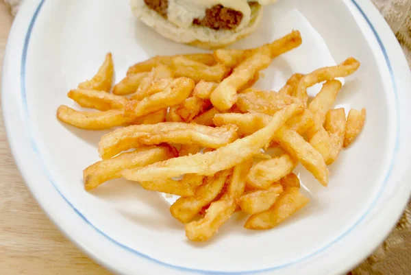 Patatine Fritte Croccanti Piatto Con Cheeseburger Sullo Sfondo — Foto Stock