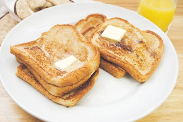 Toasts Frits Servis Sur Une Assiette Avec Beurre — Photo