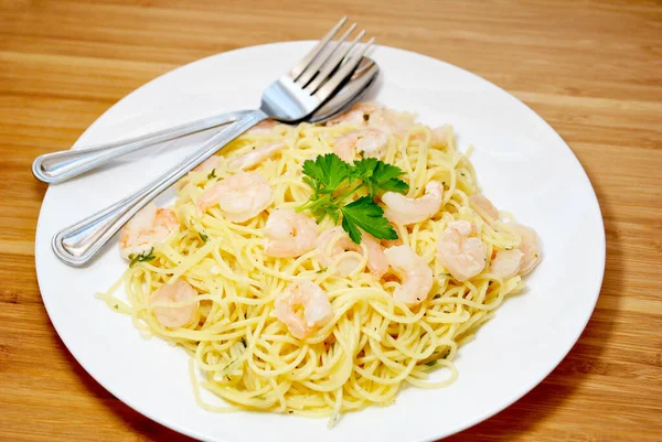 Spaghetti Geserveerd Met Garnalen Scampi — Stockfoto