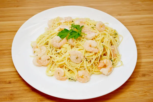 Espaguetis Servidos Con Camarones Scampi — Foto de Stock