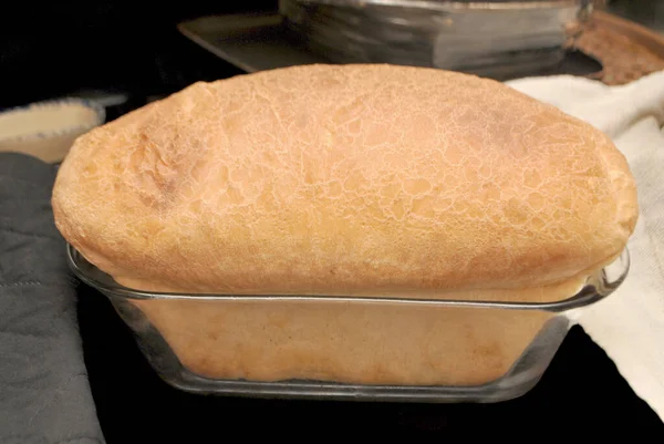 Una Pagnotta Pane Bianco Appena Sfornato Una Padella Vetro Trasparente — Foto Stock