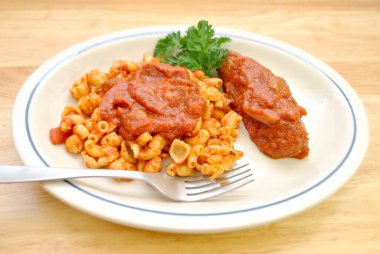 Kabuklu ve Dirsek Makarnası, yanında sos ve sosis olsun.