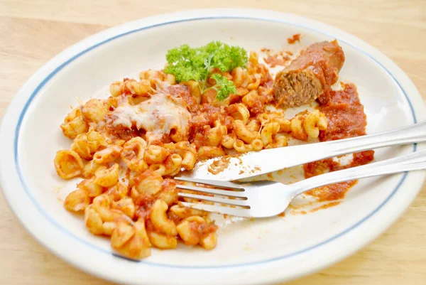 อาหารท เหล ออย บนจานหล งอาหารค — ภาพถ่ายสต็อก