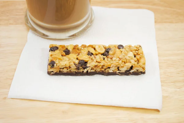 Chocolate Chip Granola Bar Con Una Taza Café Para Desayuno — Foto de Stock