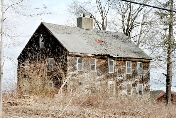 Oud Verlaten Huis Achtervolgd — Stockfoto