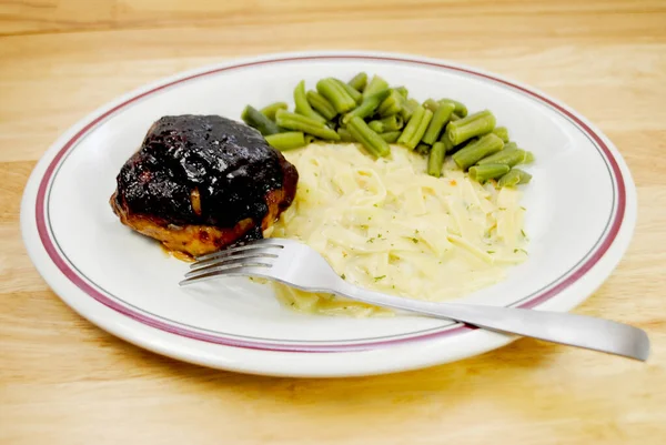 Ett Mål Äggnudlar Gröna Bönor Och Bakad Grillad Kycklinglår — Stockfoto