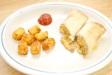 Kahvaltılık Burrito ve Patates Patatesleri Hızlı Yemek Olarak