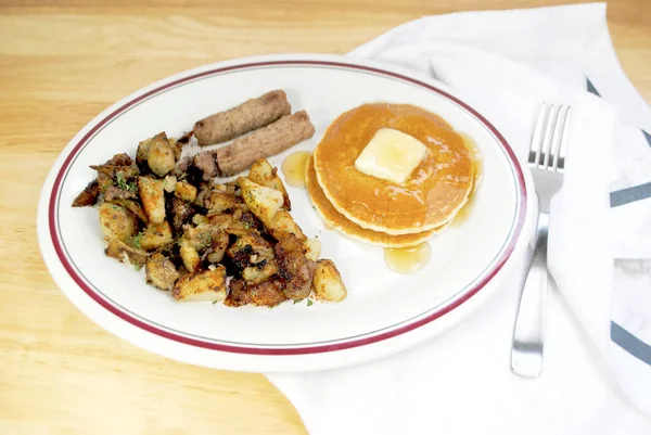 パンケーキの朝食 ソースリンクと牛肉とポテトフライ — ストック写真