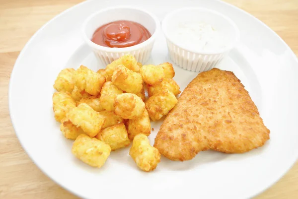 Breaded Haddock Fish Tater Tots Comme Dîner Rapide — Photo