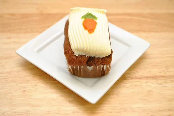 Ein Mini Frosted Carrot Cake Serviert Auf Einem Kleinen Weißen — Stockfoto