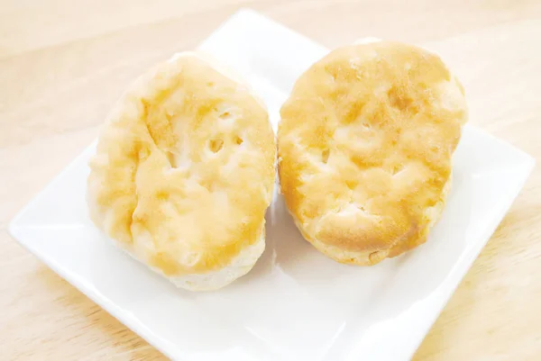 Twee Vers Gebakken Biscuit Een Witte Plaat — Stockfoto