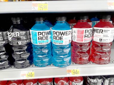Powerade, fiziksel aktiviteler sırasında kaybedilen vitamin ve elektrolitleri yeniler. Powerade, Coca-Cola 'nın bir bölümüdür. Walmart Super Center-2 Nisan 2022-North Windham, CT, ABD