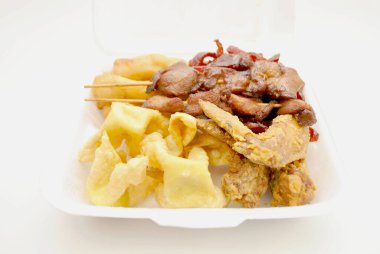 Bir Pupu Tabağı Siparişi - Kemiksiz Pirzola, Kızarmış Tavuk Kanatları, Çubukta Tavuk, Tavuk Tenceresi ve Yengeç Kovası