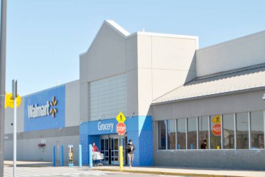 Walmart Super Center Store 'un dışı - 2 Nisan 2022, North Windom, CT, ABD