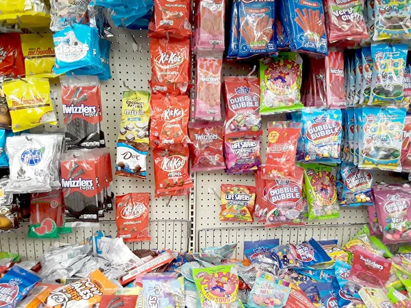 Wall Candy Csomagok Sok Márkák Típusú Candy Akasztás Egy Kijelző — Stock Fotó
