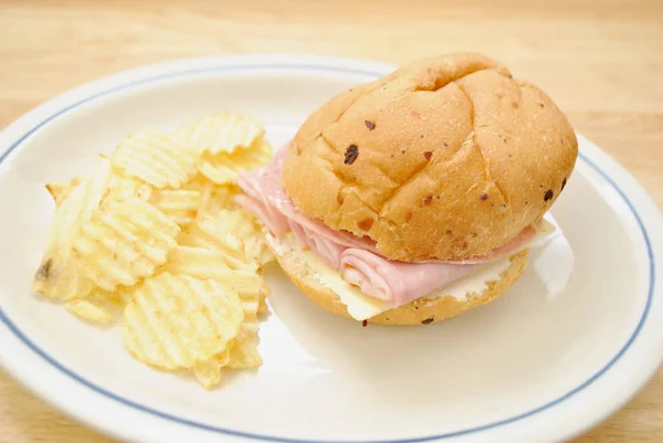 Sanduíche Presunto Com Queijo Maionese Salame Duro Com Lado Chips — Fotografia de Stock