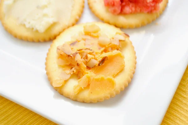 奶油切达芝士加葡萄酒和坚果的圆形黄油饼干 — 图库照片