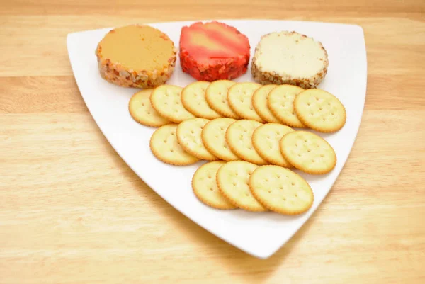 Cheddar Cheese Log Slices Plate Crackers — стокове фото