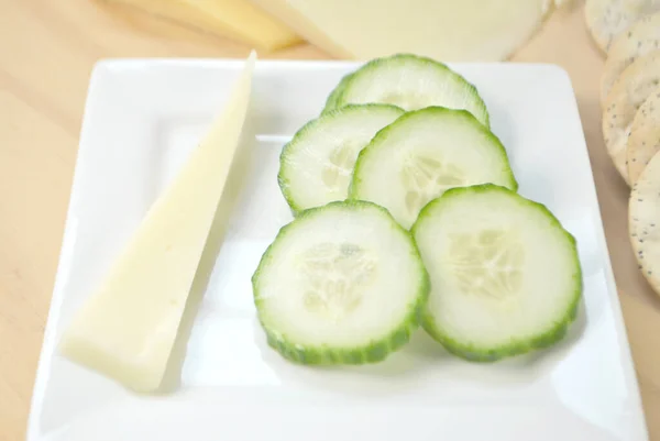 Tranches Concombre Sans Éclats Fromage Sur Une Assiette Blanche — Photo