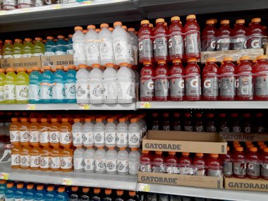 Gatorade, fiziksel aktiviteler sırasında kaybedilen vitamin ve elektrolitleri yeniler. Walmart Super Center-2 Nisan 2022-North Windham, CT, ABD