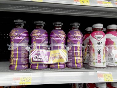 Bodyarmor Lyte / Standart Şişeler on a Explay Shelf-Bodyarmor, ABD 'li spor içeceği ve Coca-Cola Company' nin tam teşekküllü yan kuruluşudur. 2 Nisan 2022-Walmart, Kuzey Windom, CT, ABD