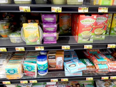 Vegan Gıda Ürünleri Bir Buzdolabı Soğutma Serinleticisinde 2 Nisan 2022 - Walmart Supercenter, North Windom, CT, ABD