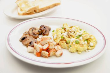 Scallion ve Mavi Peynirli Yumurta Sotelenmiş Mantar Tabağı ve Yengeç Etli Çubuk