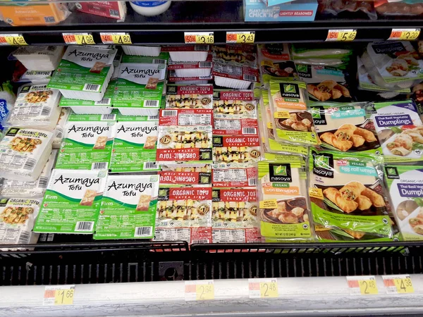 Vegán Élelmiszeripari Termékek Hűtőszekrényben Hűtőszekrény 2022 Április Walmart Supercenter North — Stock Fotó