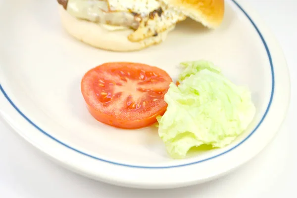 Lattuga Fresca Iceberg Una Fetta Pomodoro Spostato Sul Lato Piatto — Foto Stock