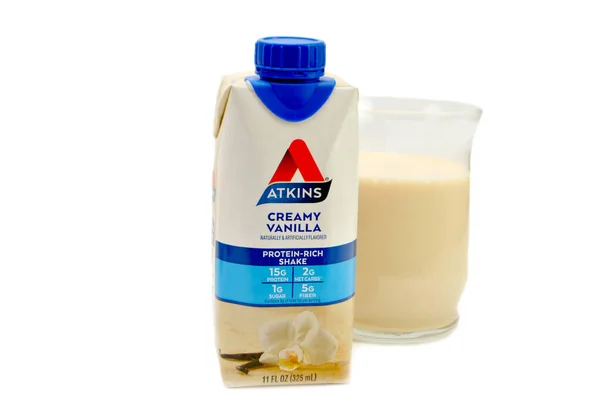 Atkins Protein Rich Shake Creamy Vanille Flasche Und Gefülltes Glas — Stockfoto