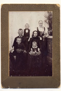 archvive çerçeveli aile fotoğrafı