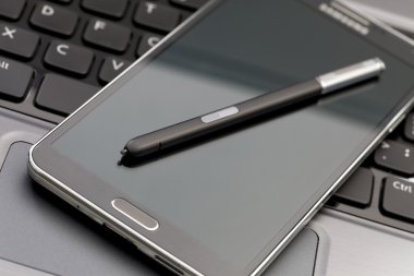 phablet, seçici odak stylus kalem ile dizüstü bilgisayar