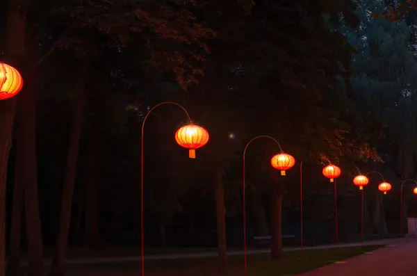 Китайские фонари в парке Лазенки — стоковое фото