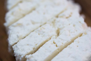 Süzme peynirden dilimler yakın plan seçici odaklanma