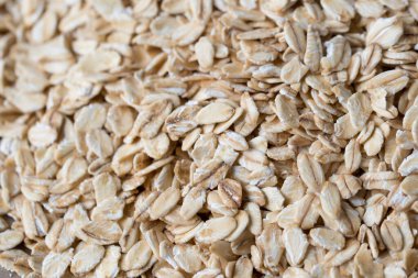 Tabaktaki çiğ yulaf taneleri yakın çekim seçici odaklanma