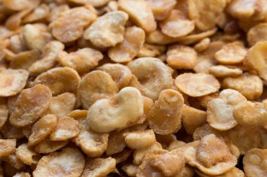 Kızarmış tuzlanmış geniş fasulye çıtır cipsler yakın plan seçici odaklanma