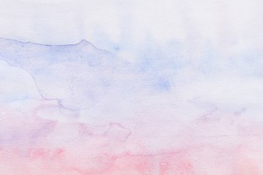 Kağıt arkaplan dokusunda açık pembe ve mavi suluboya