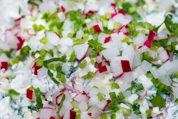 Turp köklü bahar salatası ve yakın çekim odaklı yapraklar