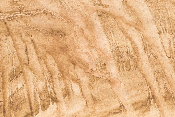 Geri dönüştürülmüş kağıt dokusunda kahverengi boyalı suluboya arkaplan