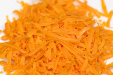 Kapalı tabakta rendelenmiş turuncu mimolette peyniri.