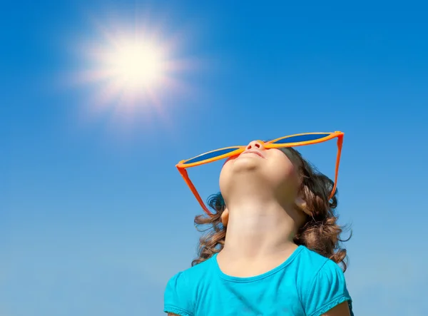 Little girl with big sunglasses — Stock Photo, Image