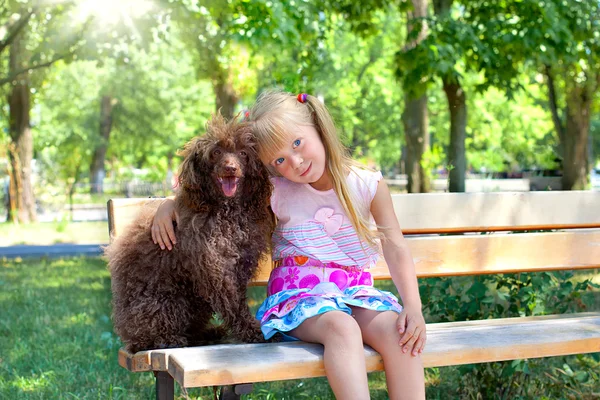 Niña con perro caniche —  Fotos de Stock