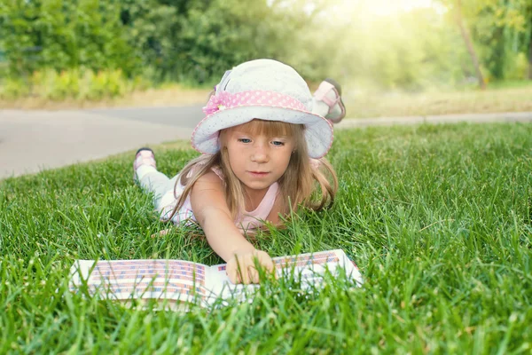Menina na grama no parque — Fotografia de Stock