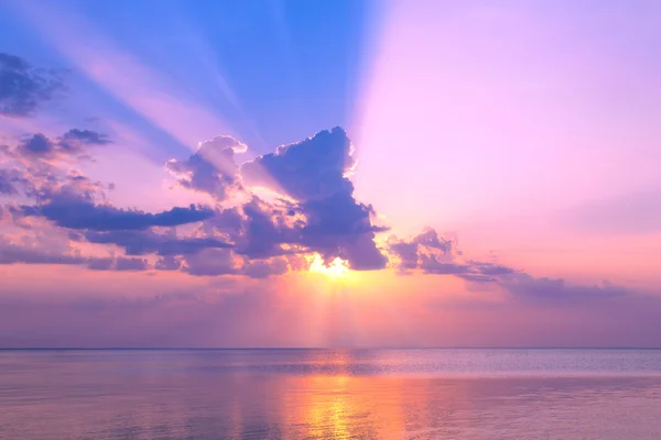 Hermosa rosa puesta de sol sobre el mar — Foto de Stock