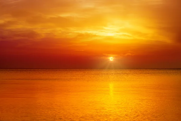 Atardecer naranja mágica sobre el mar —  Fotos de Stock