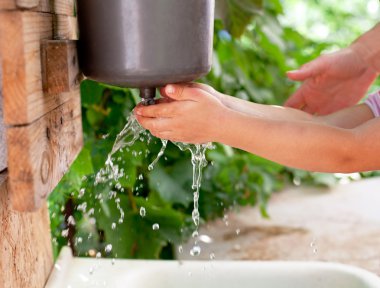 küçük çocuğa el yıkama