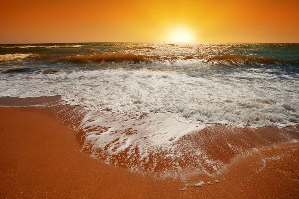Magia pomarańczowy zachód słońca nad morzem — Zdjęcie stockowe